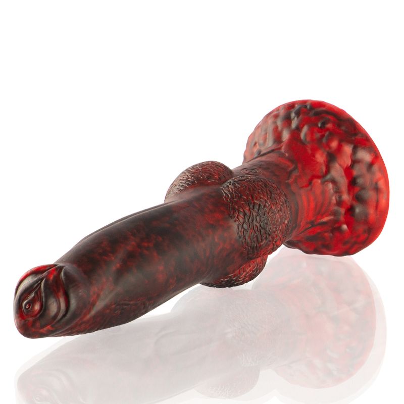 Roter und schwarzer Dildo mit strukturierten Oberflächen. Horizontale Ansicht, auf weißem Hintergrund.