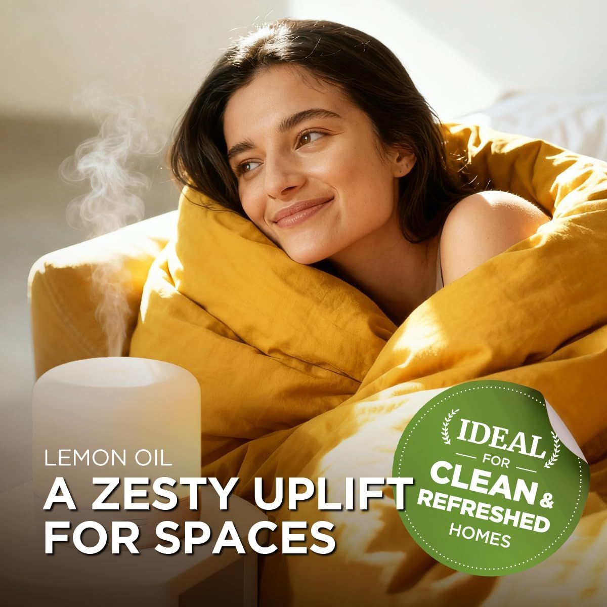 Eine Frau liegt im Bett neben einem weißen Diffusor. Auf dem Diffusor steht "Lemon Oil". Ein grüner Aufkleber zeigt "Ideal für saubere und erfrischte Häuser".