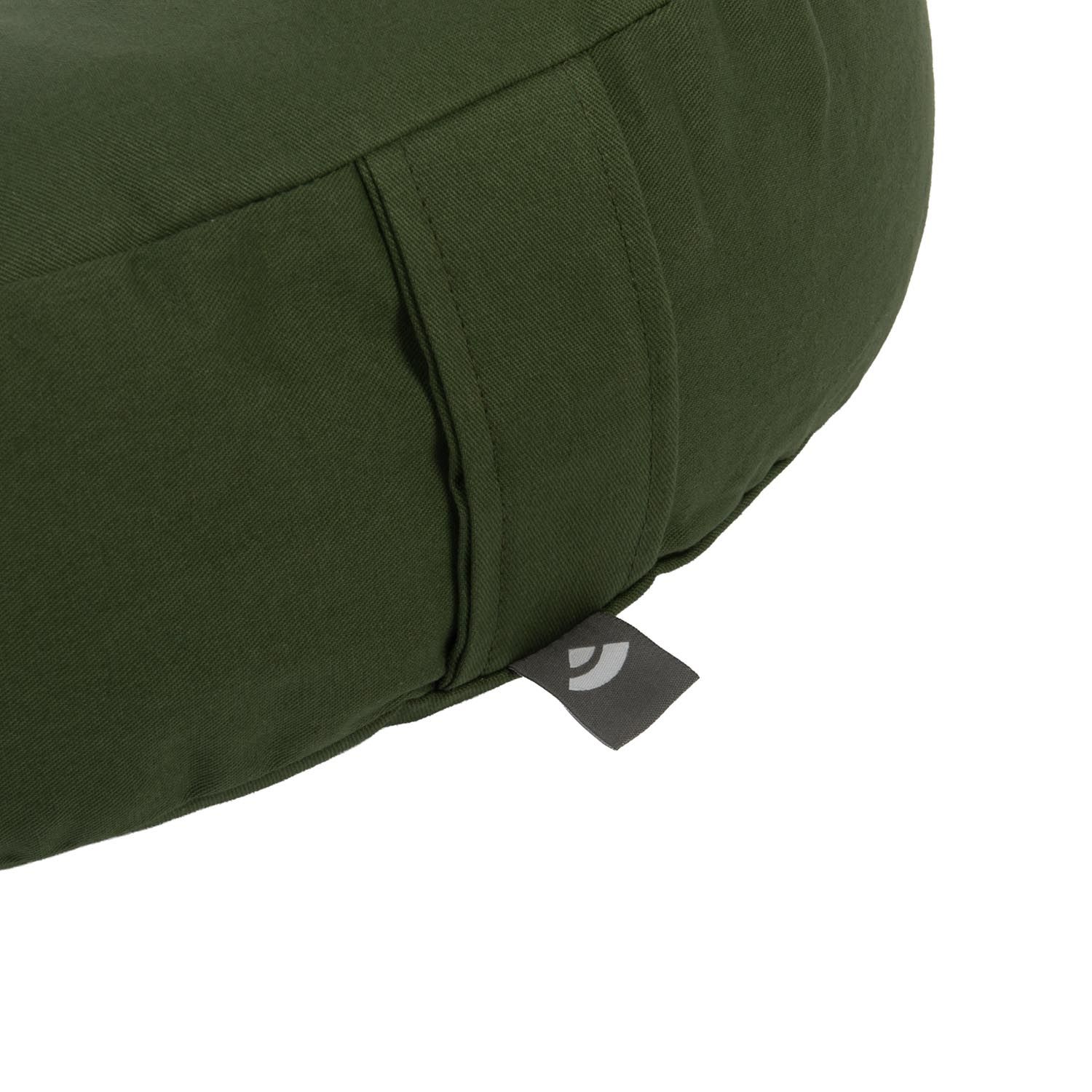 Detailansicht des dunkelgrünen Meditationskissens mit eingenähtem Logo-Etikett.