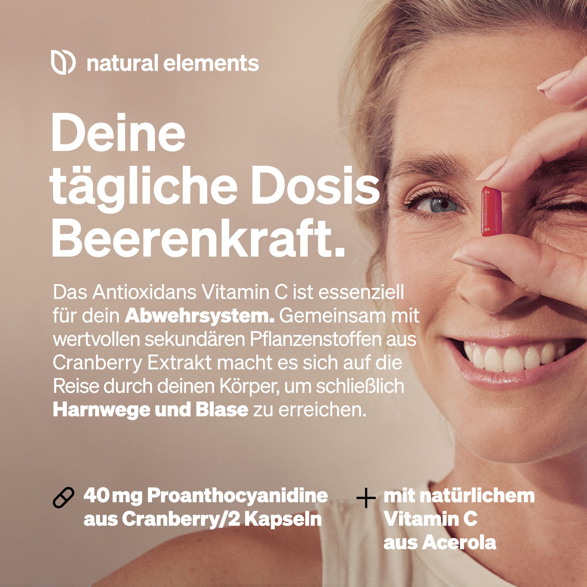 Frau hält Kapsel. Text: Deine tägliche Dosis Beerenkraft. Enthält 40 mg Proanthocyanidine aus Cranberry/2 Kapseln.