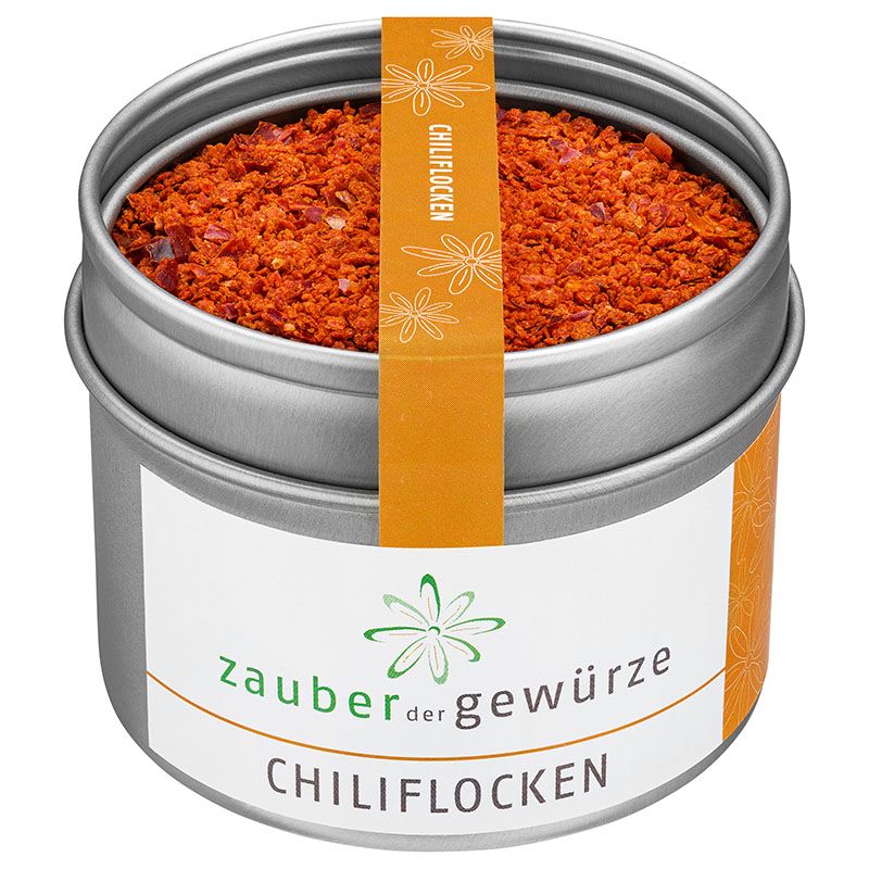 Metallbehälter mit Chiliflocken. Etikett mit Produktname und Logo. Orangefarbener Streifen mit Aufschrift 'Chiliflocken'.