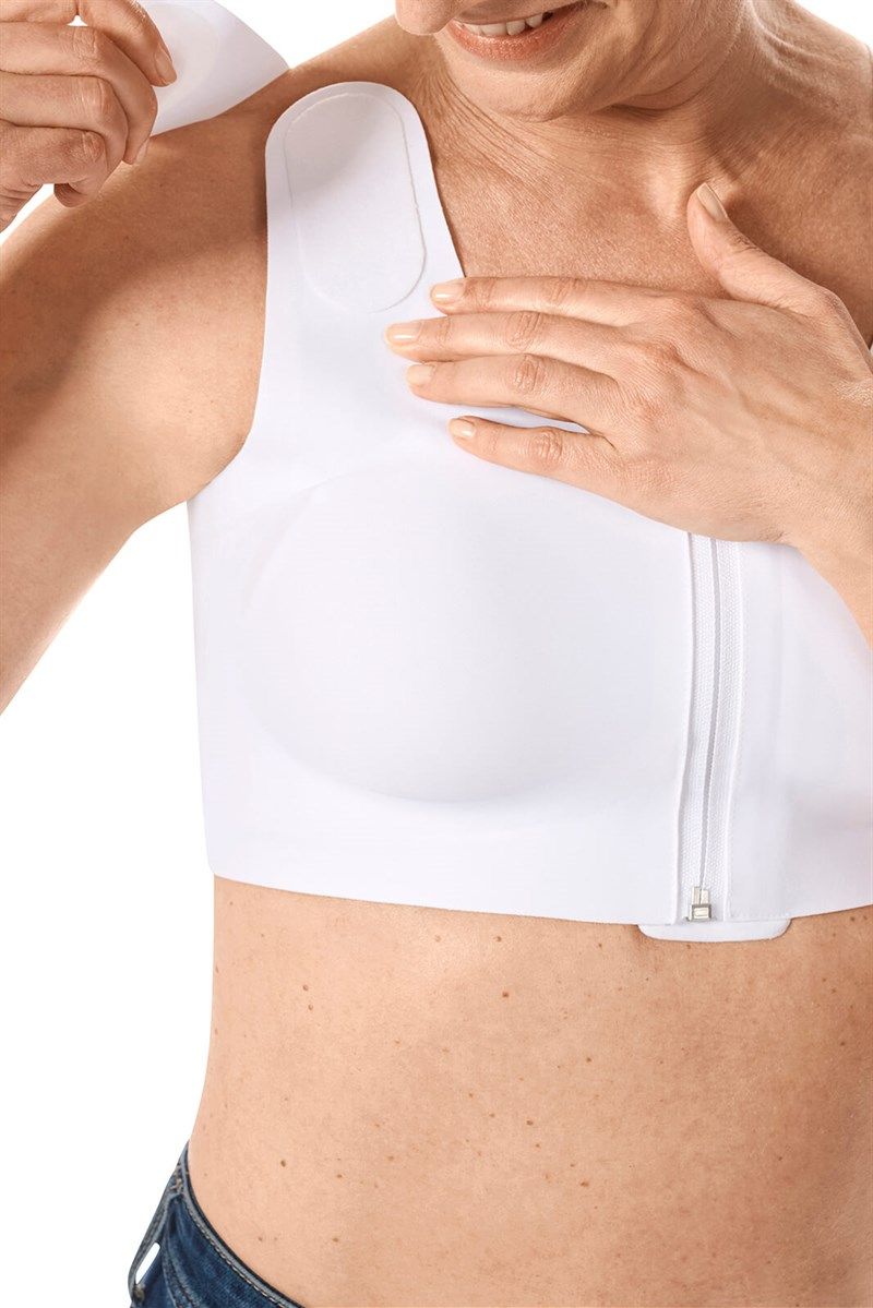 Weißer BH mit Reißverschluss vorne. Person befestigt einen Schulterpolster.