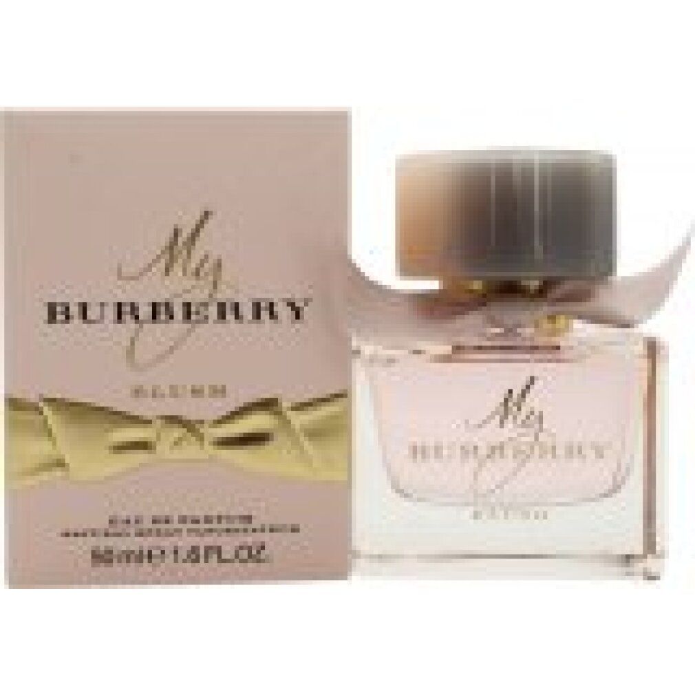 Burberry My Burberry Blush E.d.P. Nat. Spray. Flakon und Verpackung. Rosa Flakon mit rosa Verschluss und Schleife. Goldfarbener Schriftzug.