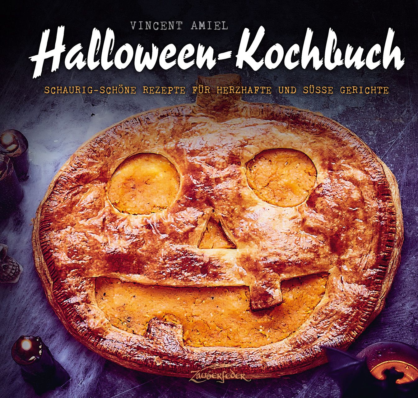 Halloween-Kochbuch. Kürbisförmiger Kuchen mit Gesicht. Titel und Autor sichtbar. Auf dunklem Untergrund.