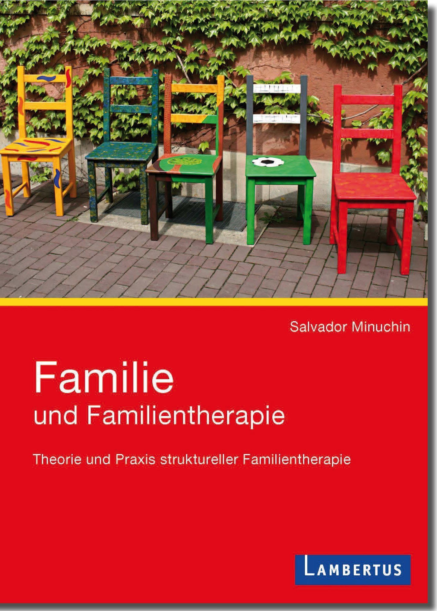 Buchcover: Titel 'Familie und Familientherapie'. Roter Hintergrund, farbige Stühle. Autor: Salvador Minuchin. Verlag: Lambertus.