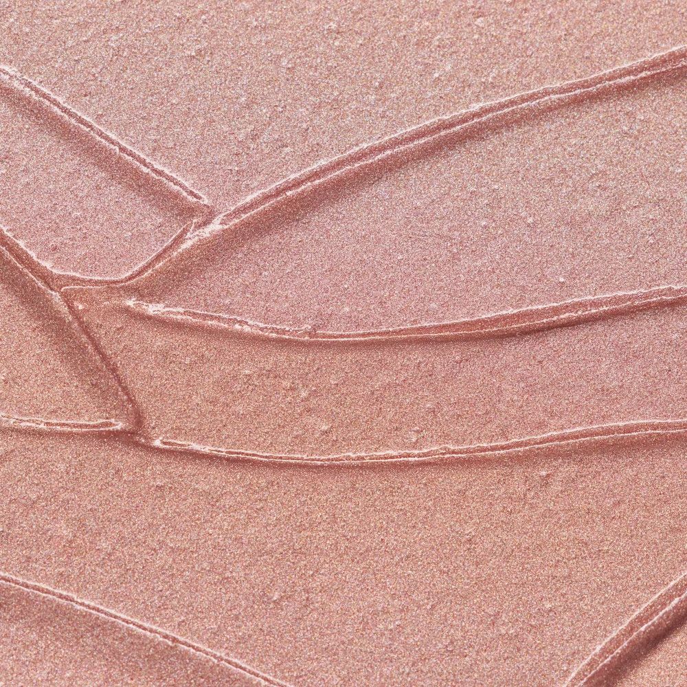Nahaufnahme von Highlighter-Textur. Rosa, schimmernde Streifen. Produkt nicht erkennbar.