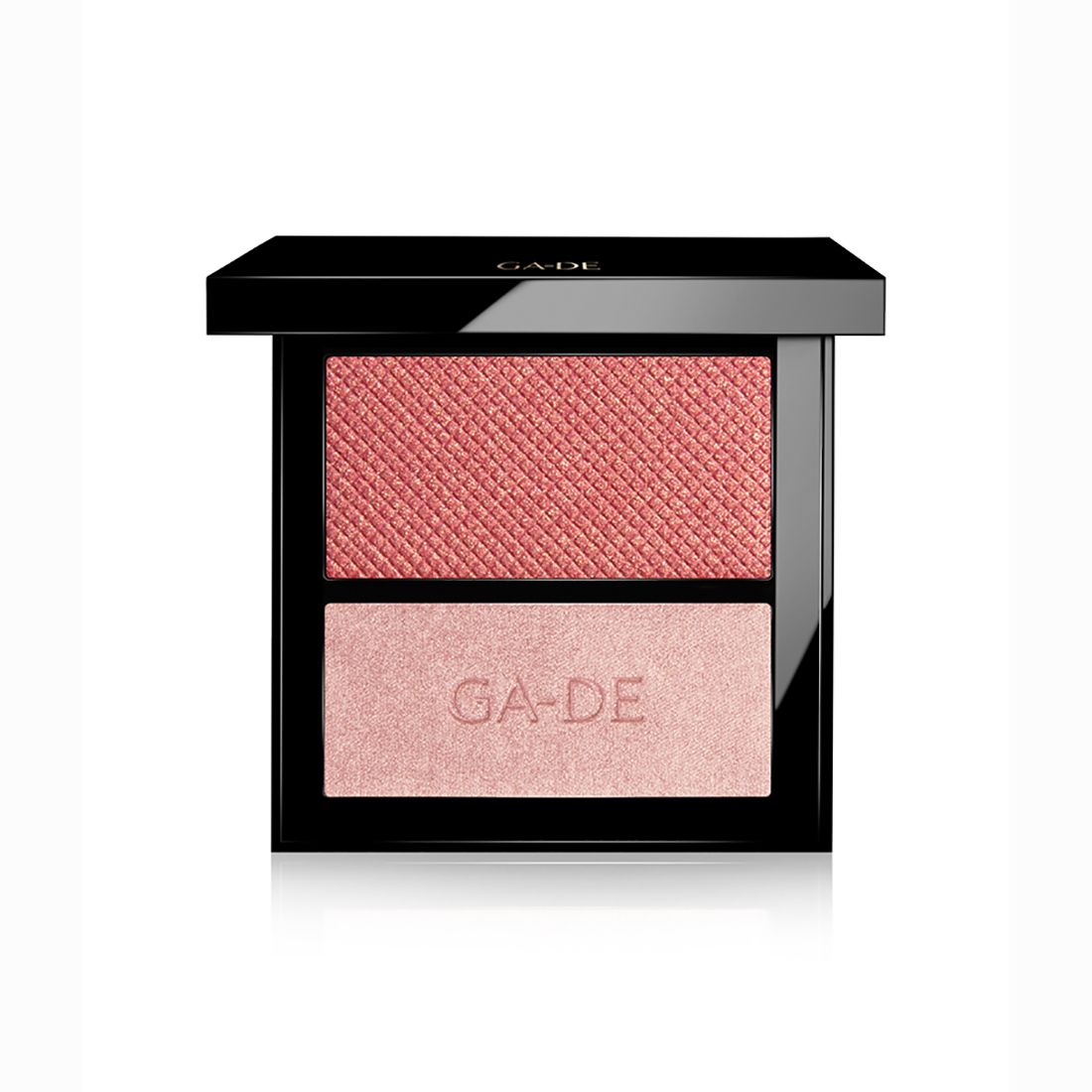 Kompaktes Kosmetikprodukt mit zwei Farbtönen. Oben rosafarbener Blush, unten Schimmer. Schwarzer Rahmen, Marke GA-DE.