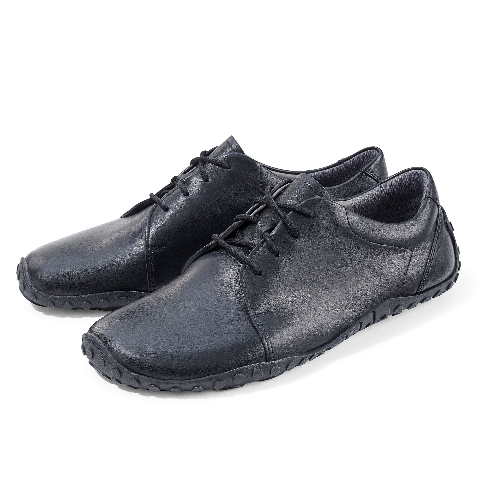 Schwarze Schnürschuhe, Leder, flache Sohle. Zwei Schuhe nebeneinander, Blick von vorne.