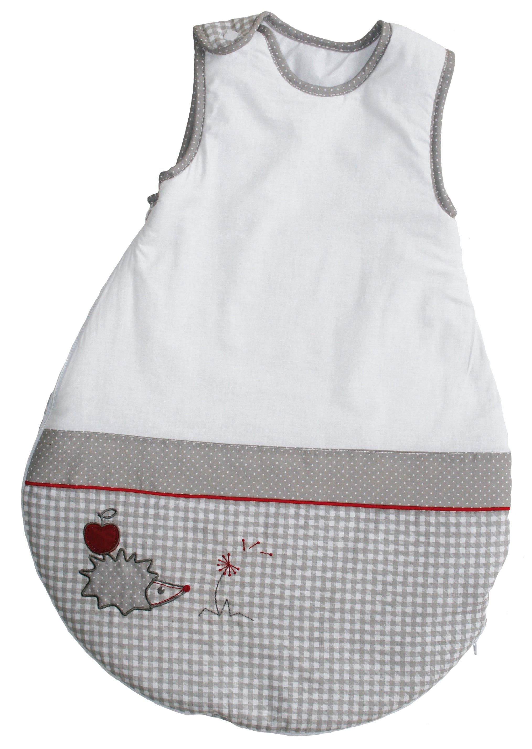 Weißer Babyschlafsack mit grauem Karomuster und Applikation von Apfel und Igel. Graue Paspelierung.