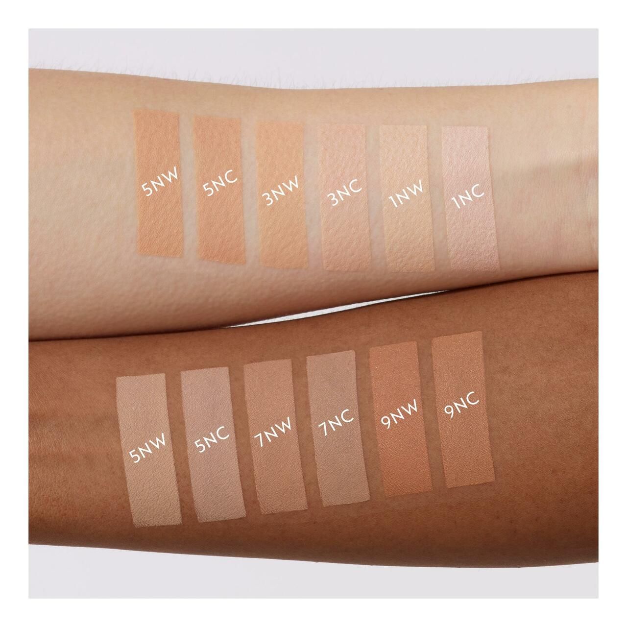 Arme mit Concealer-Farbmustern. Verschiedene Farbtöne. Beschriftung mit Nummern und Buchstaben.