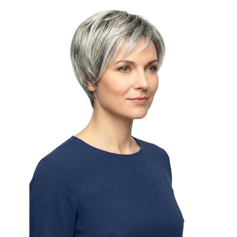 Kurzhaarperücke mit grau-melierten Strähnen. Dreiviertelansicht einer Frau mit blauem Oberteil.