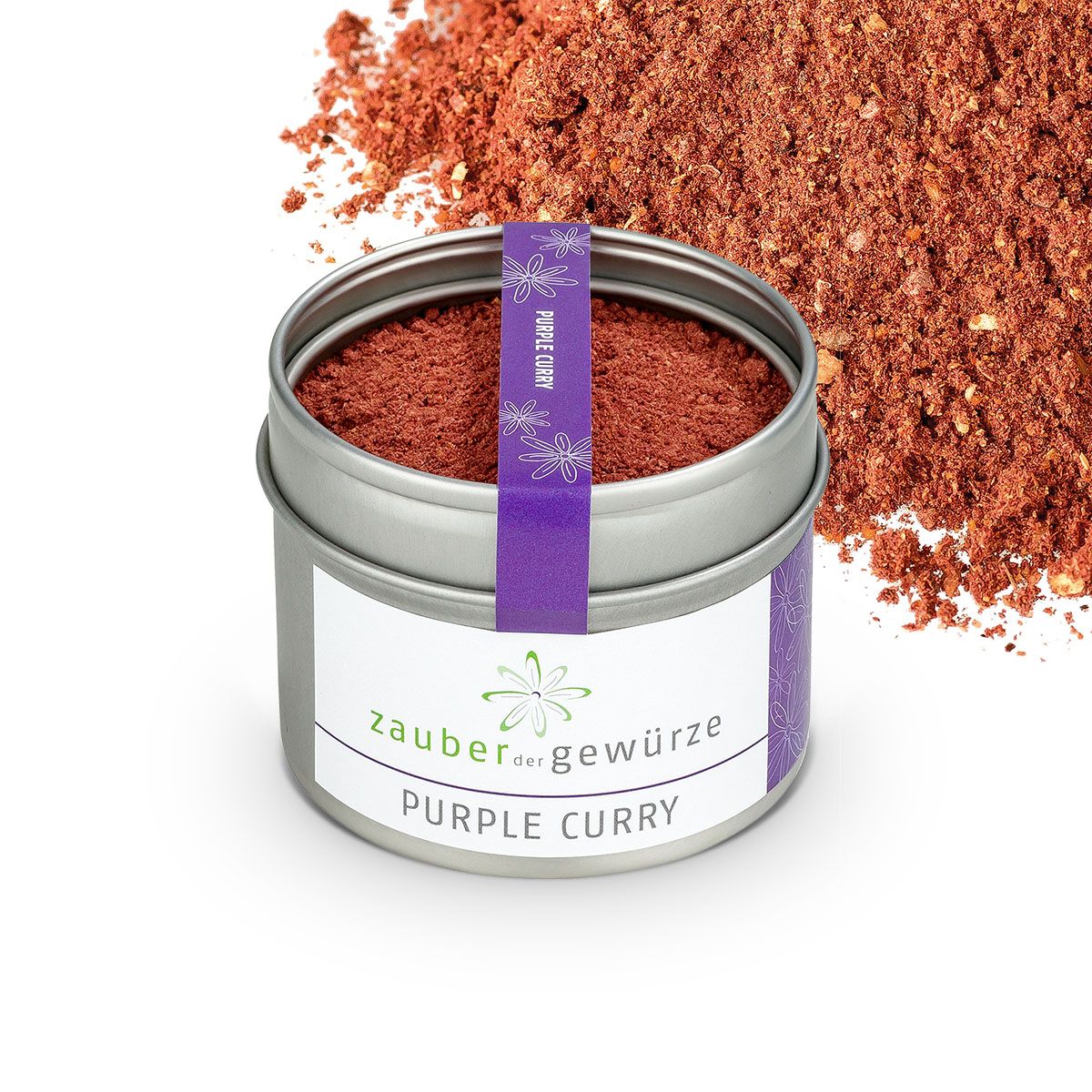 Geöffnete Dose mit lila Curry-Pulver, daneben Curry-Pulver. Weißes Etikett mit Text und lila Band mit 'Purple Curry'.