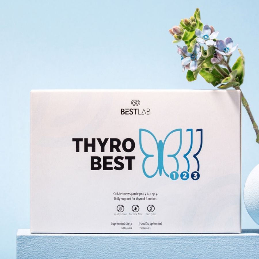 Weiße Schachtel mit dem Aufdruck Thyro Best und dem Best Lab Logo. Auf der Schachtel ist eine blaue Schmetterlingsgrafik abgebildet.