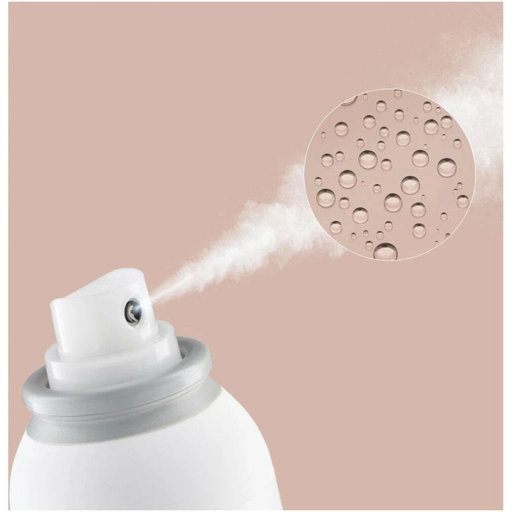 Nahaufnahme einer Sprühflasche. Sprühnebel und vergrößerte Darstellung von Wassertröpfchen. Hintergrund in Rosa.