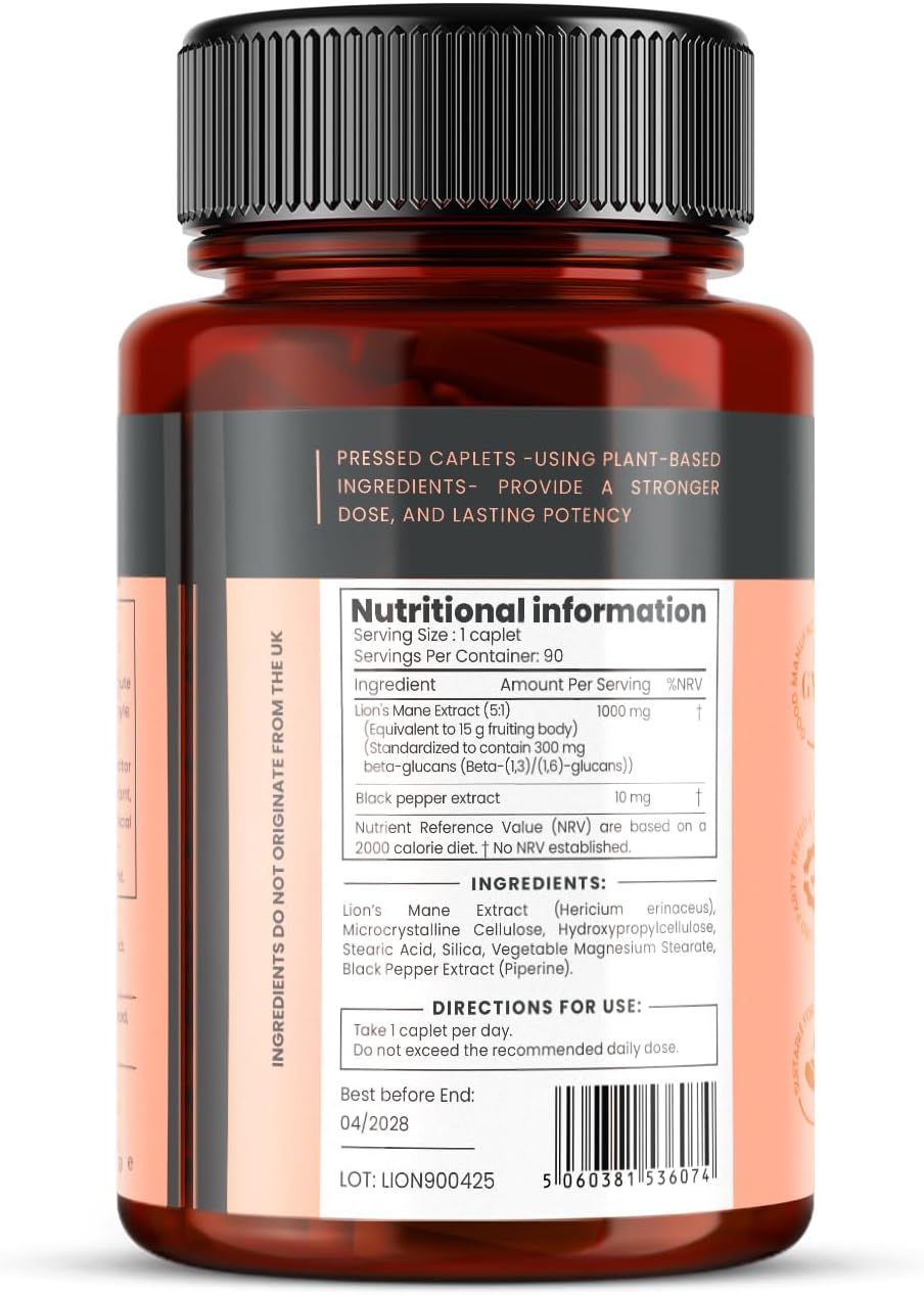 Rückseite einer braunen Kapsel-Flasche. Etikett mit Nährwertangaben, Inhaltsstoffen, Anwendungshinweisen. Text: Lion's Mane Extract, Black Pepper Extract.