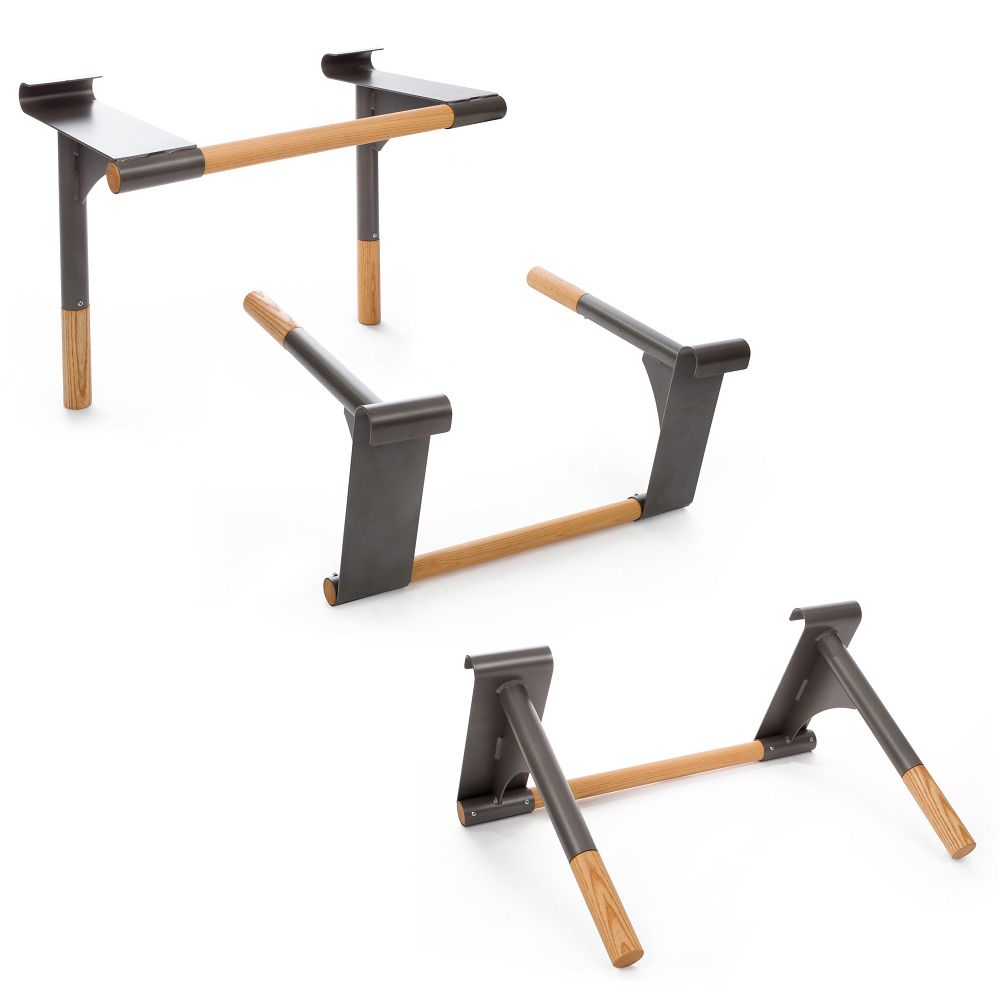 Drei Varianten der Klimmzug-Dip-Stange aus Metall und Holz, freigestellt.