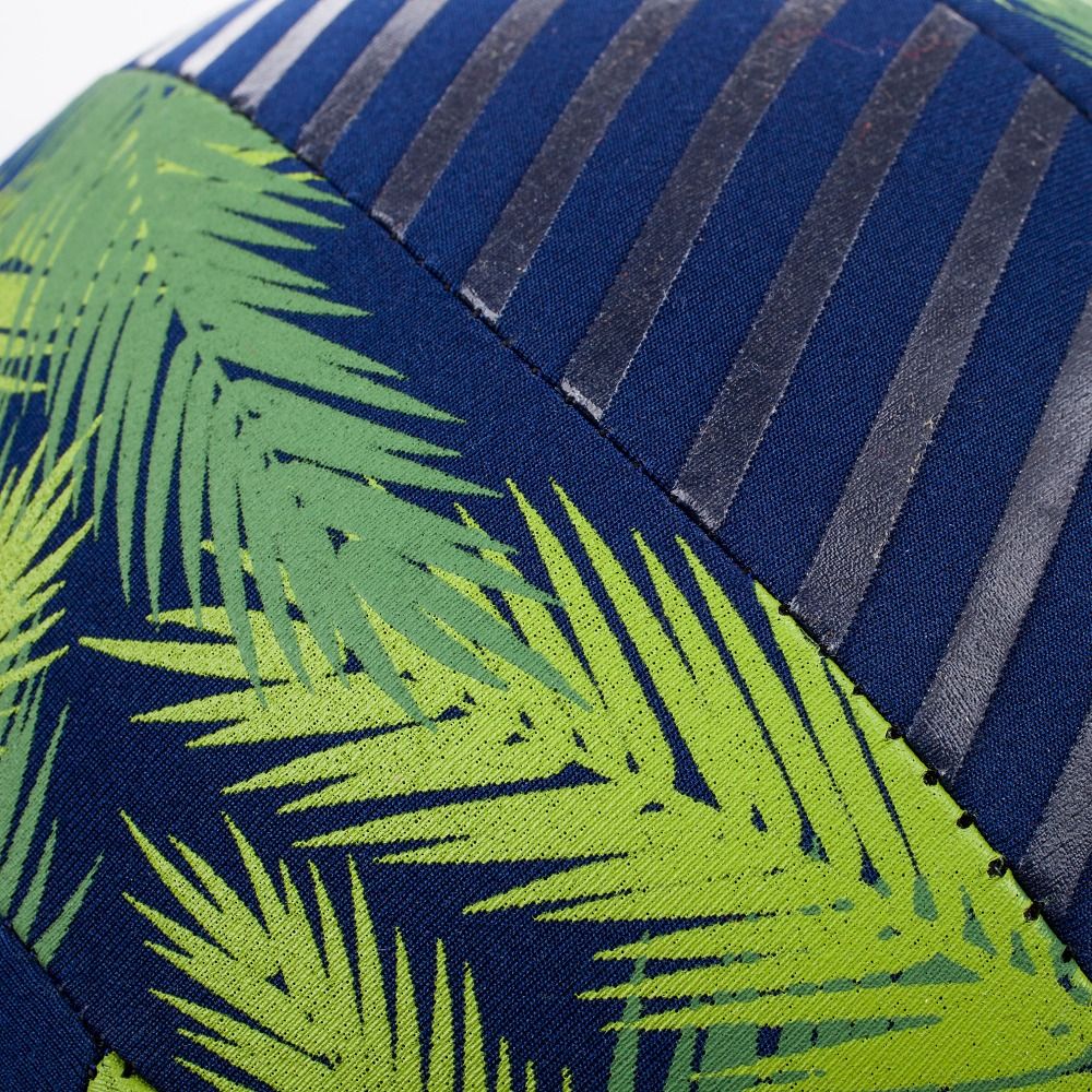 Detailansicht eines Volleyballs mit grünem Palmenmuster und blauem Hintergrund. Graue Streifen. Nahtdetails.