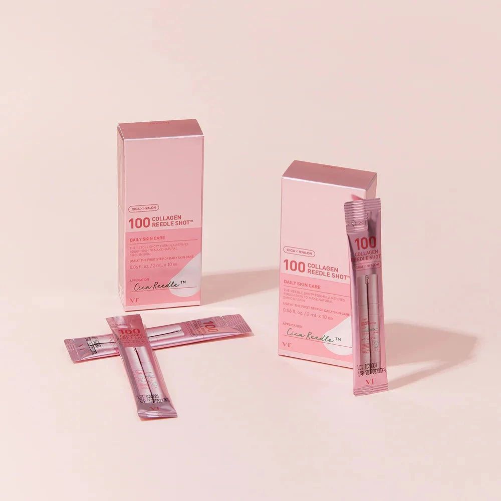 Zwei Schachteln VT COSMETICS 100 Collagen Reedle Shot und mehrere Einzelampullen auf rosa Hintergrund.