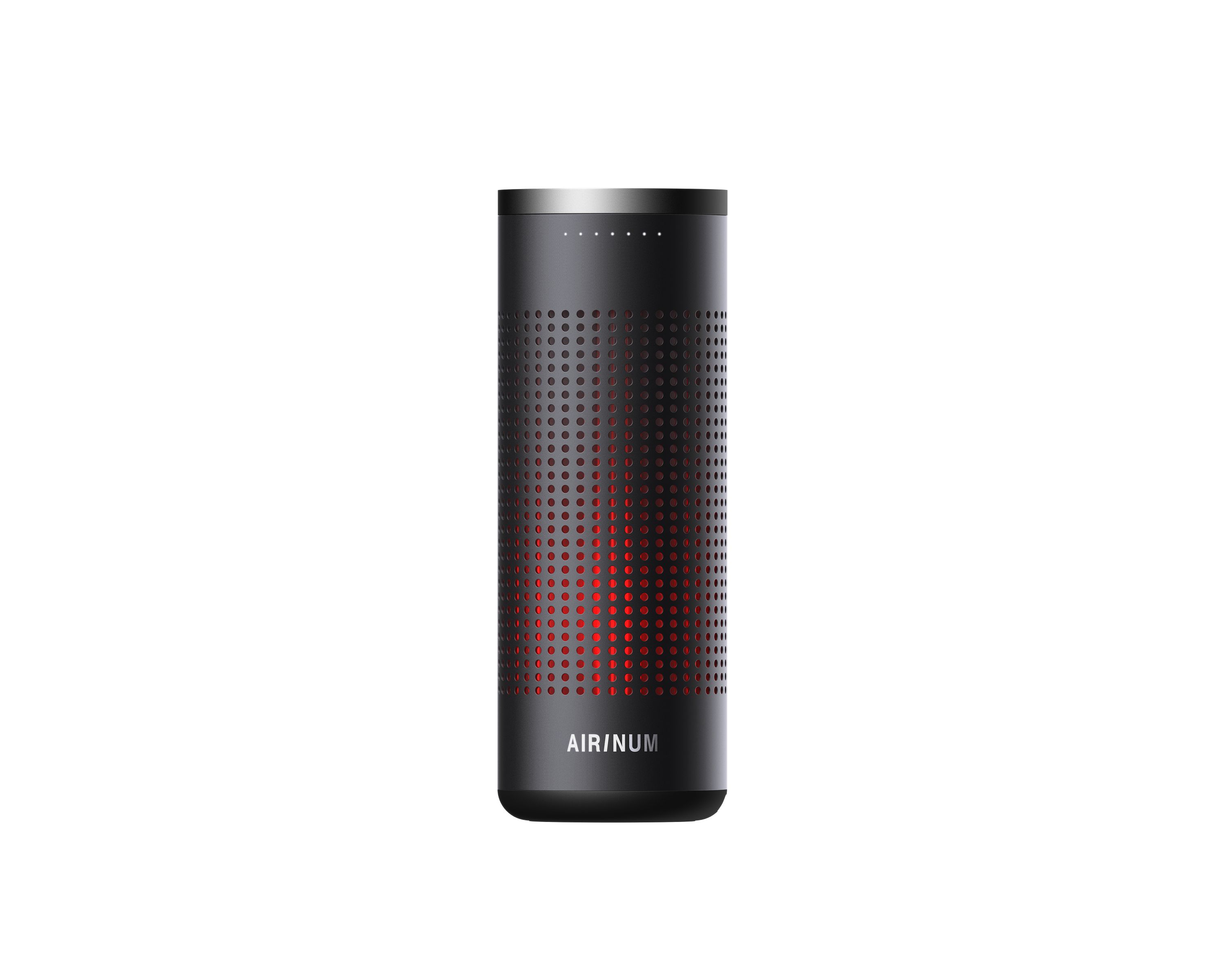 Zylindrisches Gerät, schwarz mit perforierter Oberfläche. AIRINUM-Logo unten. Roter Lichteffekt sichtbar.
