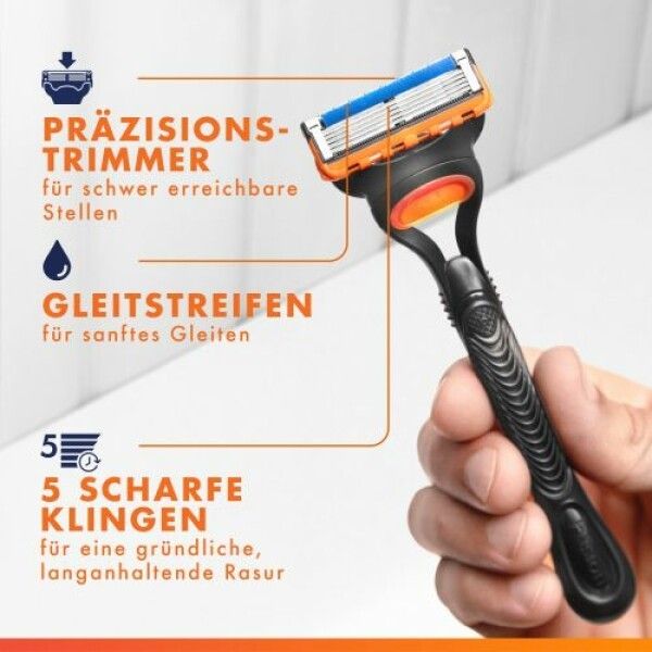 Hand hält einen schwarzen Gillette Fusion5 Rasierer. Text zeigt Merkmale: Präzisionstrimmer, Gleitstreifen, 5 Klingen.