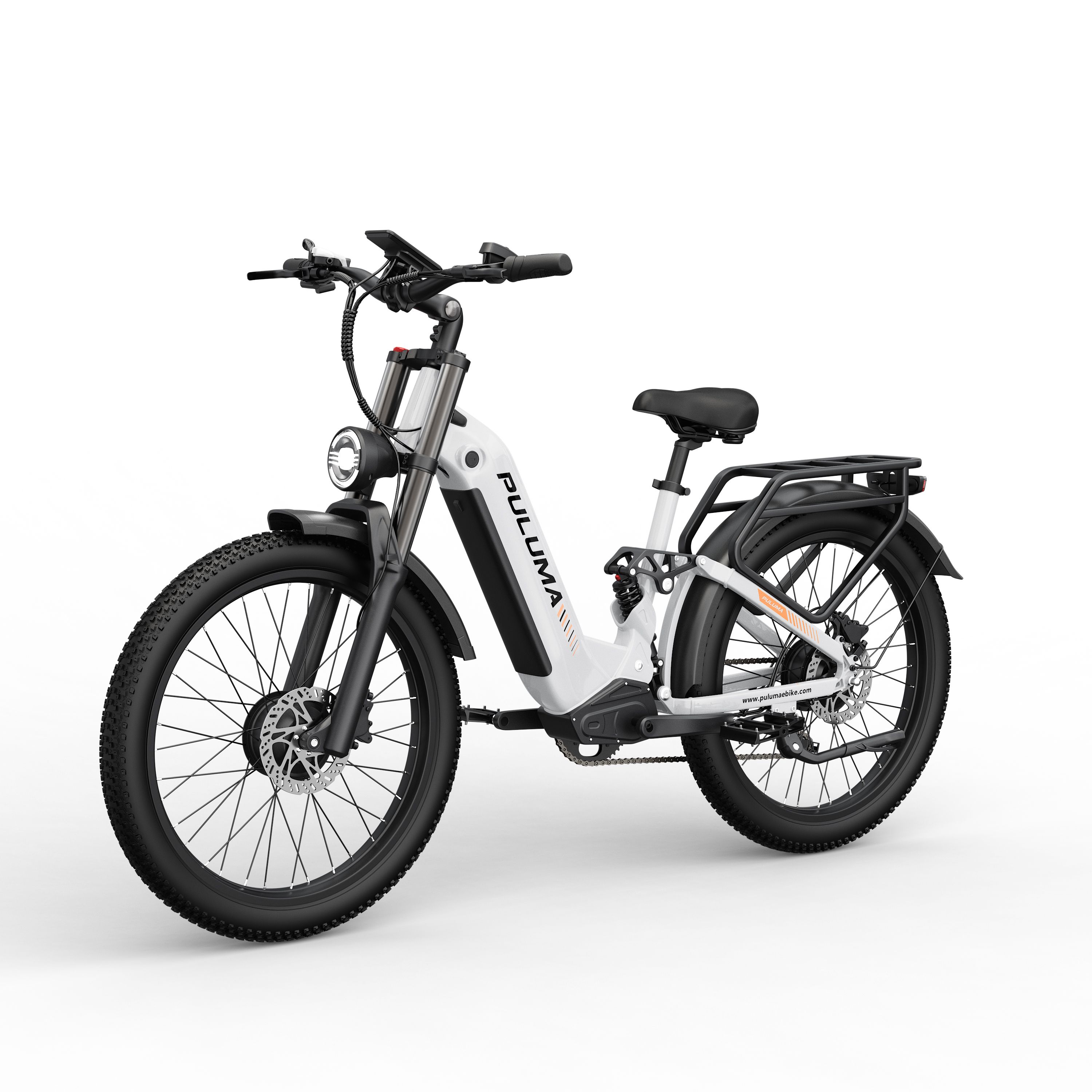 Weißes Elektrofahrrad mit schwarzen Elementen. Marke PULUMA. Frontscheinwerfer, breite Reifen. Perspektivische Ansicht.