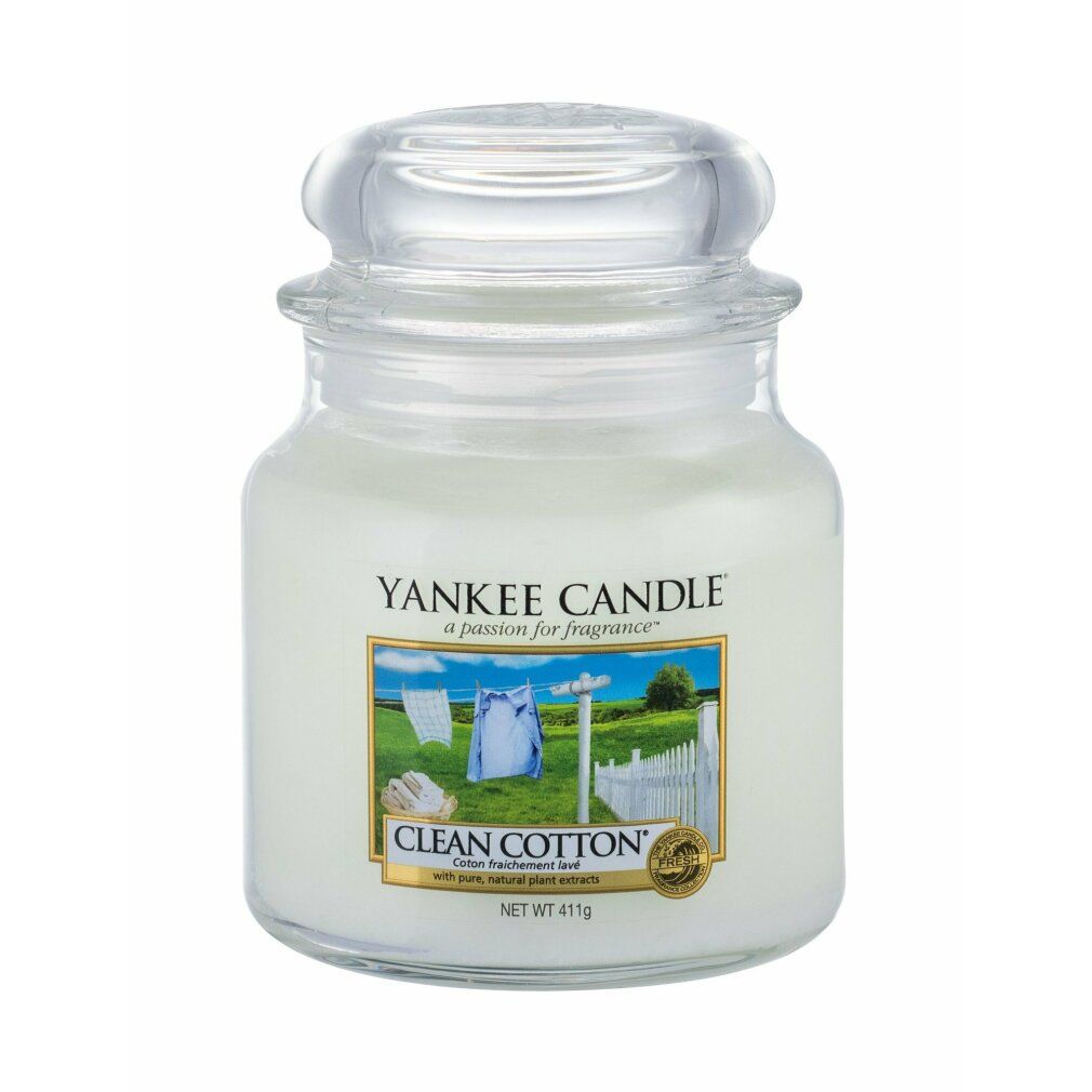 Duftkerze mit Glasdeckel. Aufkleber mit Landschaftsmotiv und Schriftzug "Clean Cotton". Netto 411g.