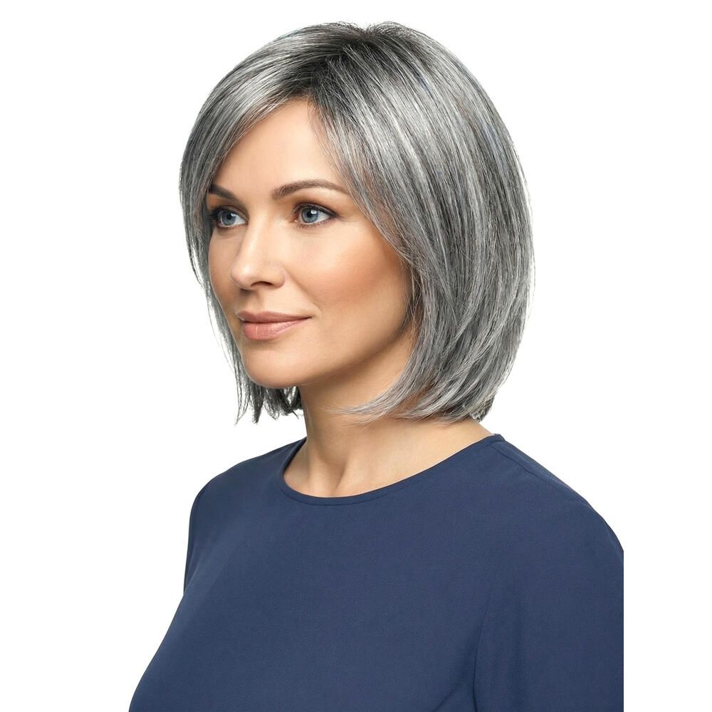 Perücke mit grau melierten, kinnlangen Haaren und Seitenscheitel. Seitenansicht der Frau in blauem Oberteil.