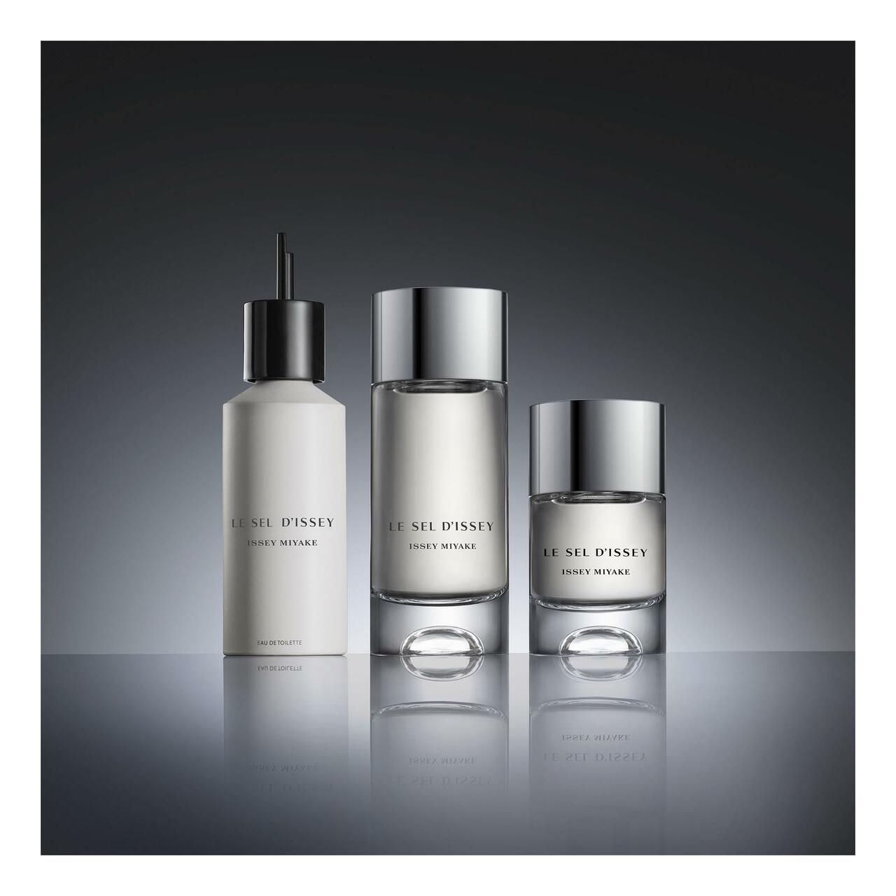 Drei Flakons nebeneinander. Beschriftung: LE SEL D'ISSEY, ISSEY MIYAKE. Flakons mit silbernen Verschlüssen und Aufsätzen.