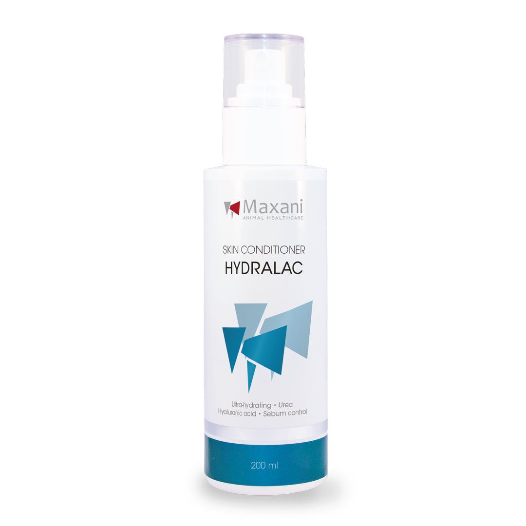 Weiße Flasche mit Sprühkopf. Aufschrift: Maxani Skin Conditioner Hydralac. Blaue und türkise Designelemente. 200 ml.
