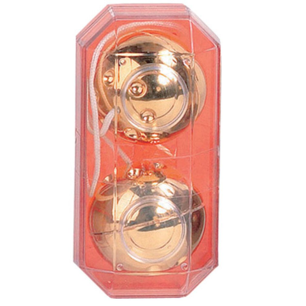 Zwei goldfarbene Kugeln in einer transparenten, roten Verpackung. Die Kugeln sind durch eine Schnur verbunden.