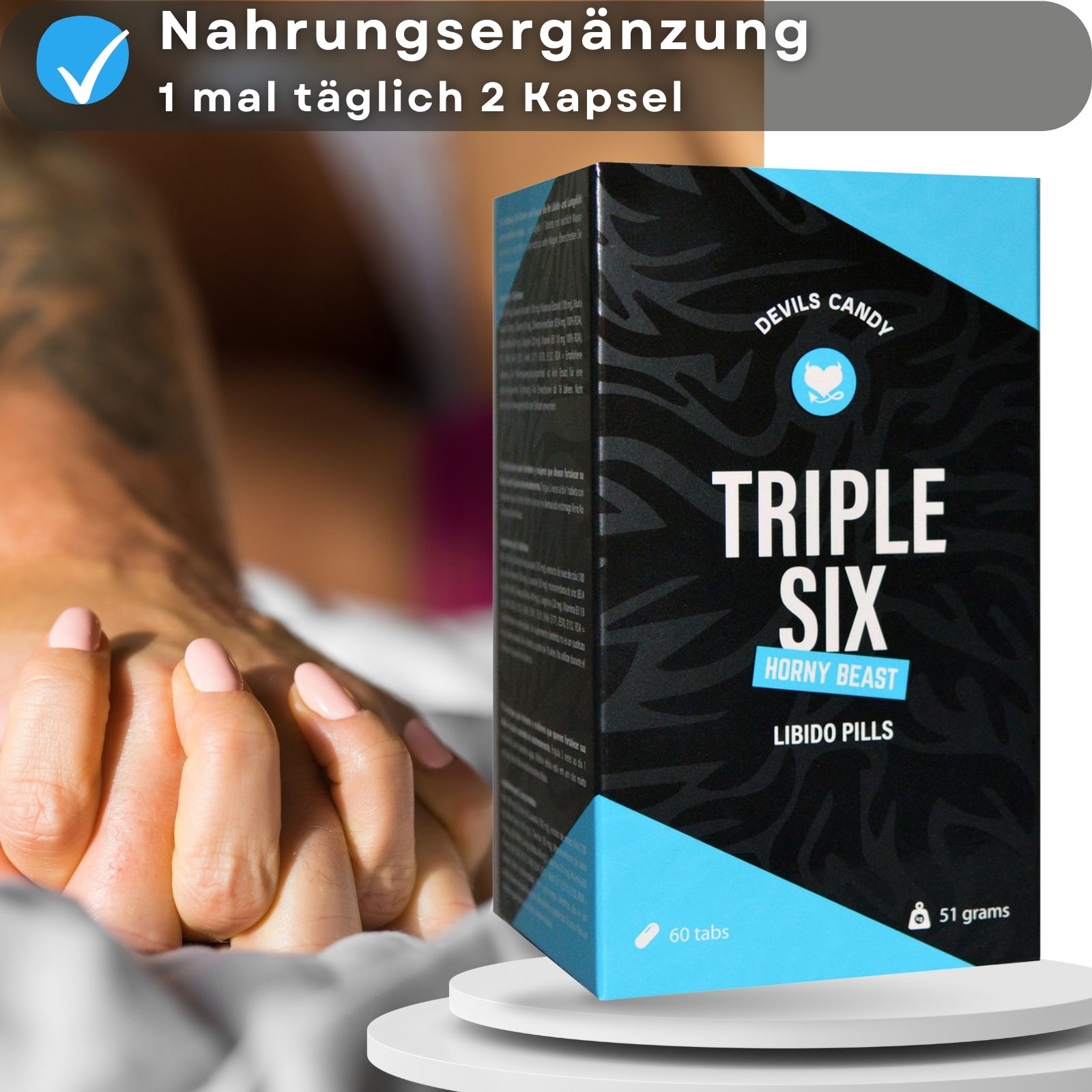Schachtel "Triple Six" Libido Pills. Text: Nahrungsergänzung, 1 mal täglich 2 Kapseln. Hände berühren sich.