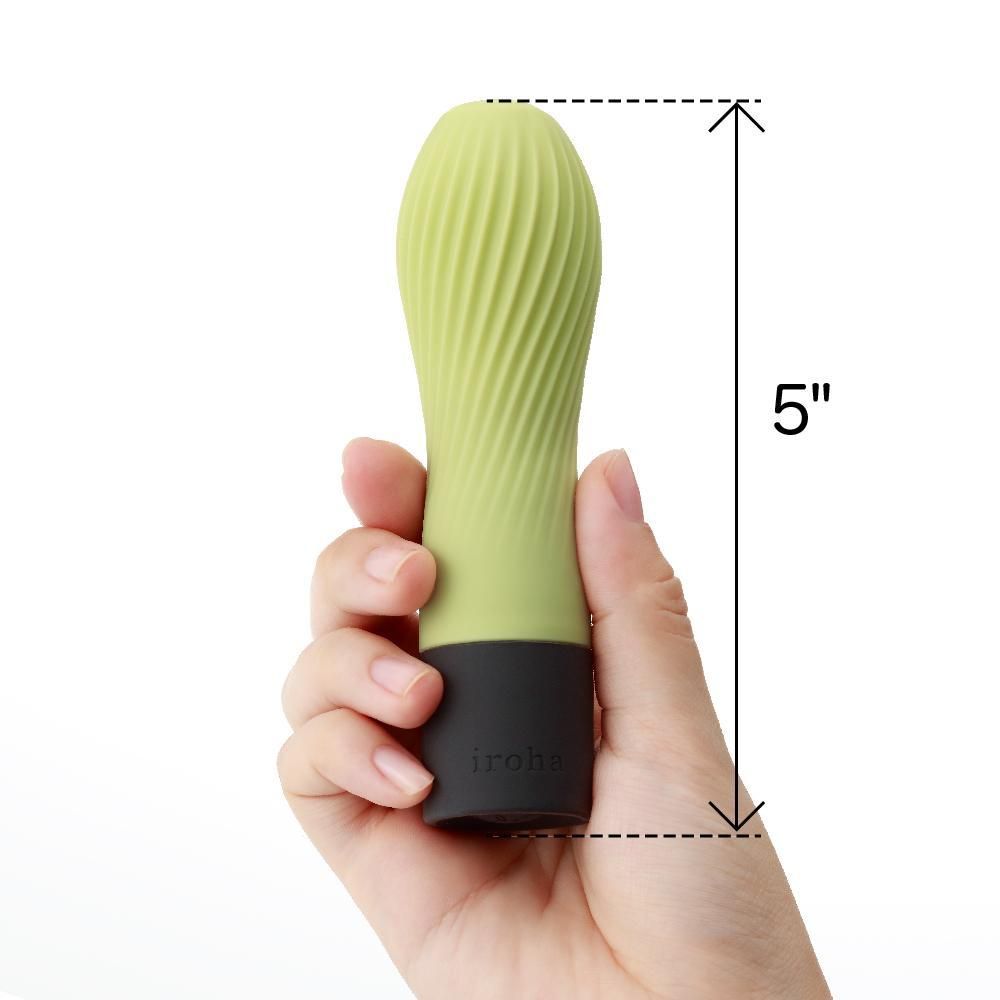 Grüner Vibrator in Hand gehalten. 5 Zoll Markierung. Schwarzer Sockel mit "iroha".