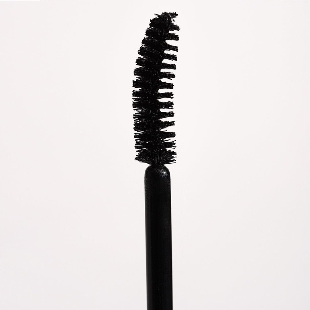 Nahaufnahme einer schwarzen Mascara-Bürste. Gebogene Form.