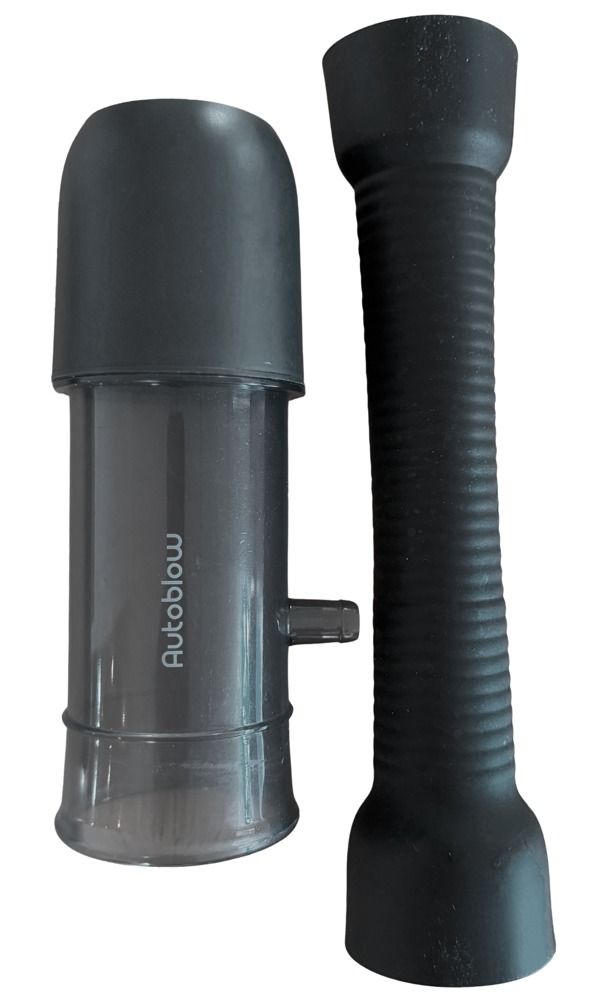 Zwei schwarze Komponenten. Ein Zylinder mit der Aufschrift 'Autoblow' und ein flexibler Schlauch.