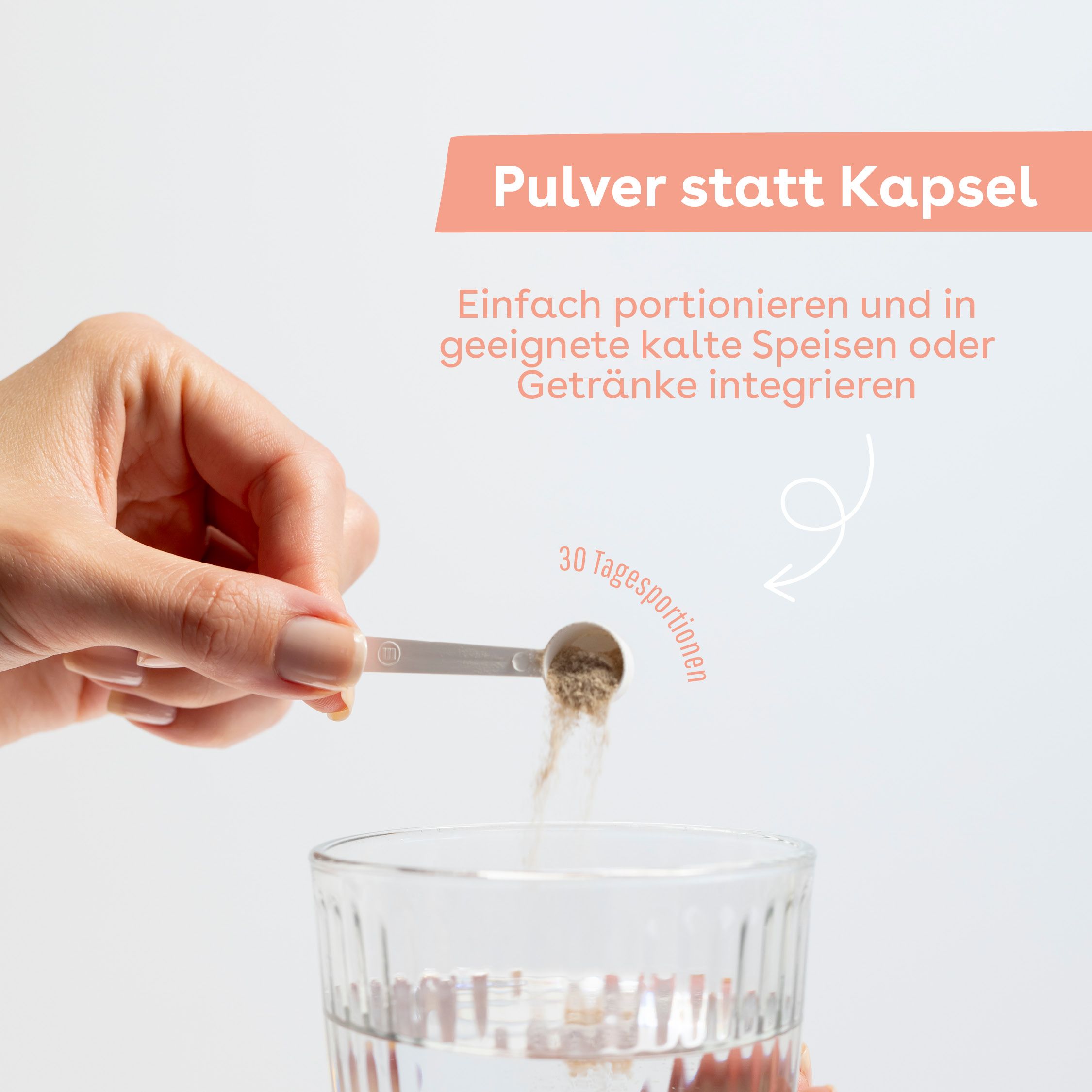 Pulver wird aus einem Löffel in ein Glas Wasser geschüttet. "Pulver statt Kapsel."