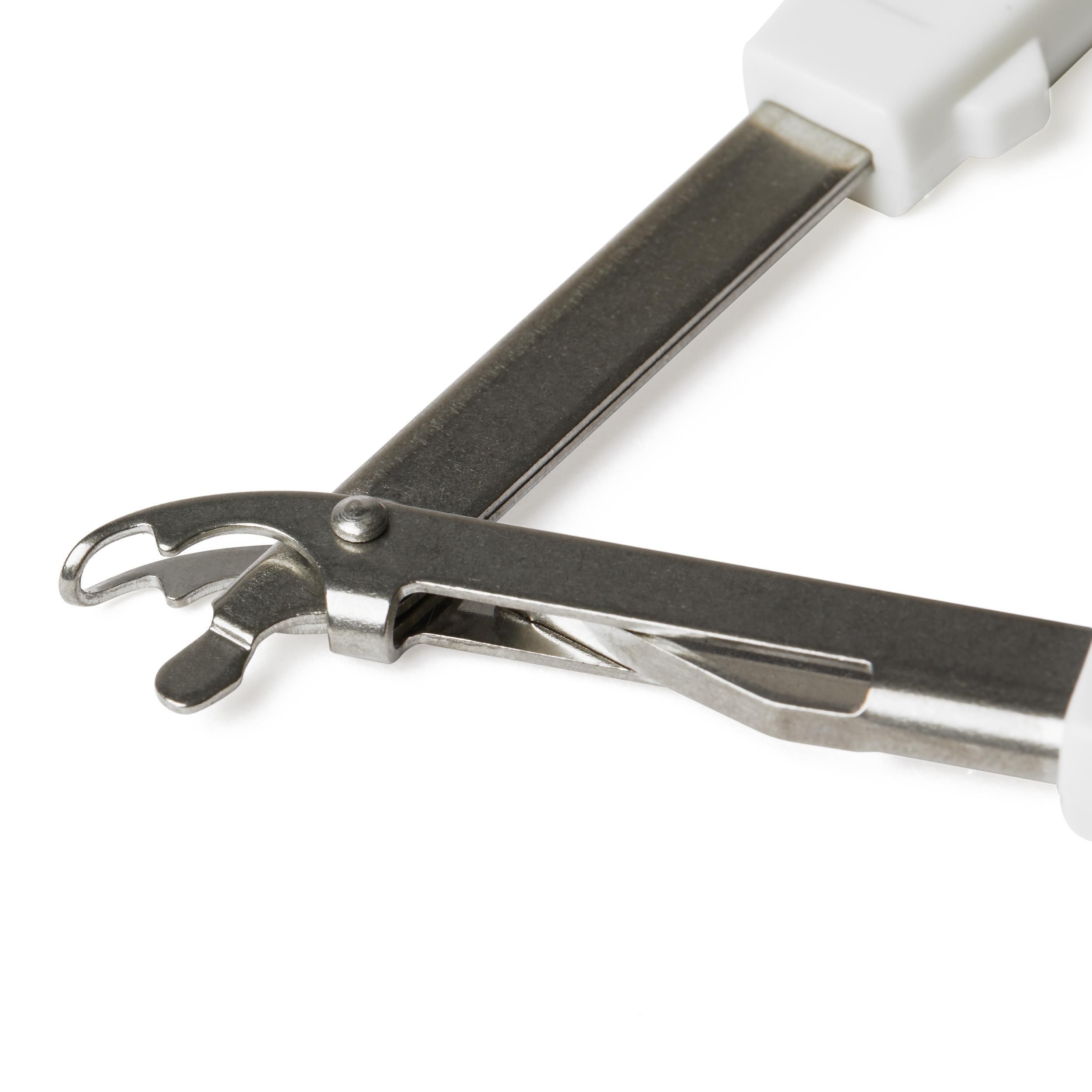 Nahaufnahme des Hautklammerentferners. Metallteil mit Haken und Öffnungsmechanismus.