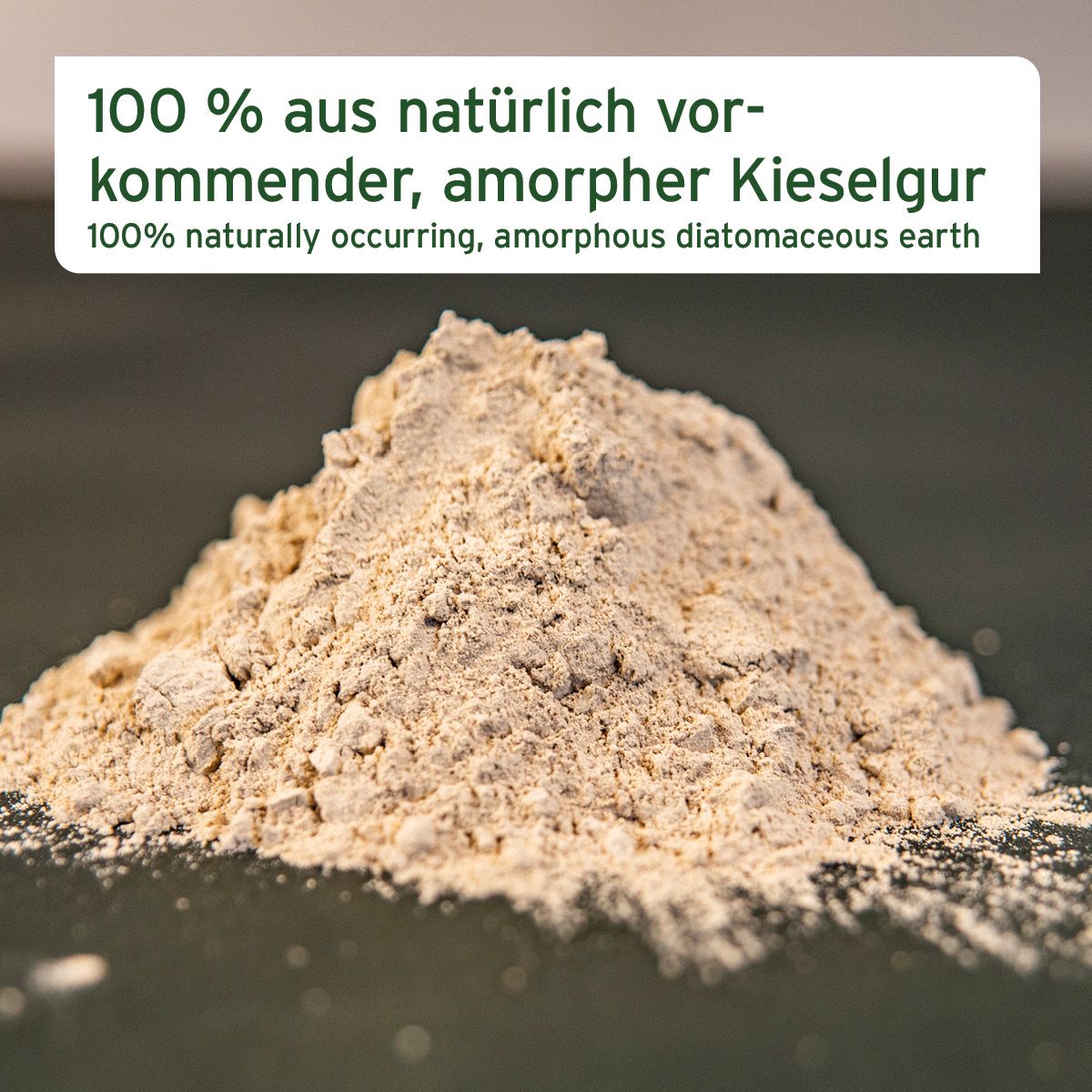 Haufen von hellem, feinem Pulver. Text: 100% aus natürlich vorkommender, amorpher Kieselgur.