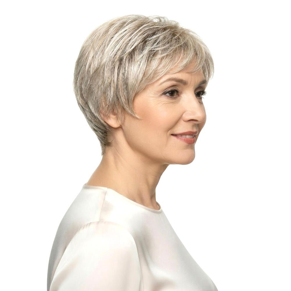 Frau mit Kurzhaarperücke in Grau. Dreiviertelansicht. Die Perücke hat einen Pony.