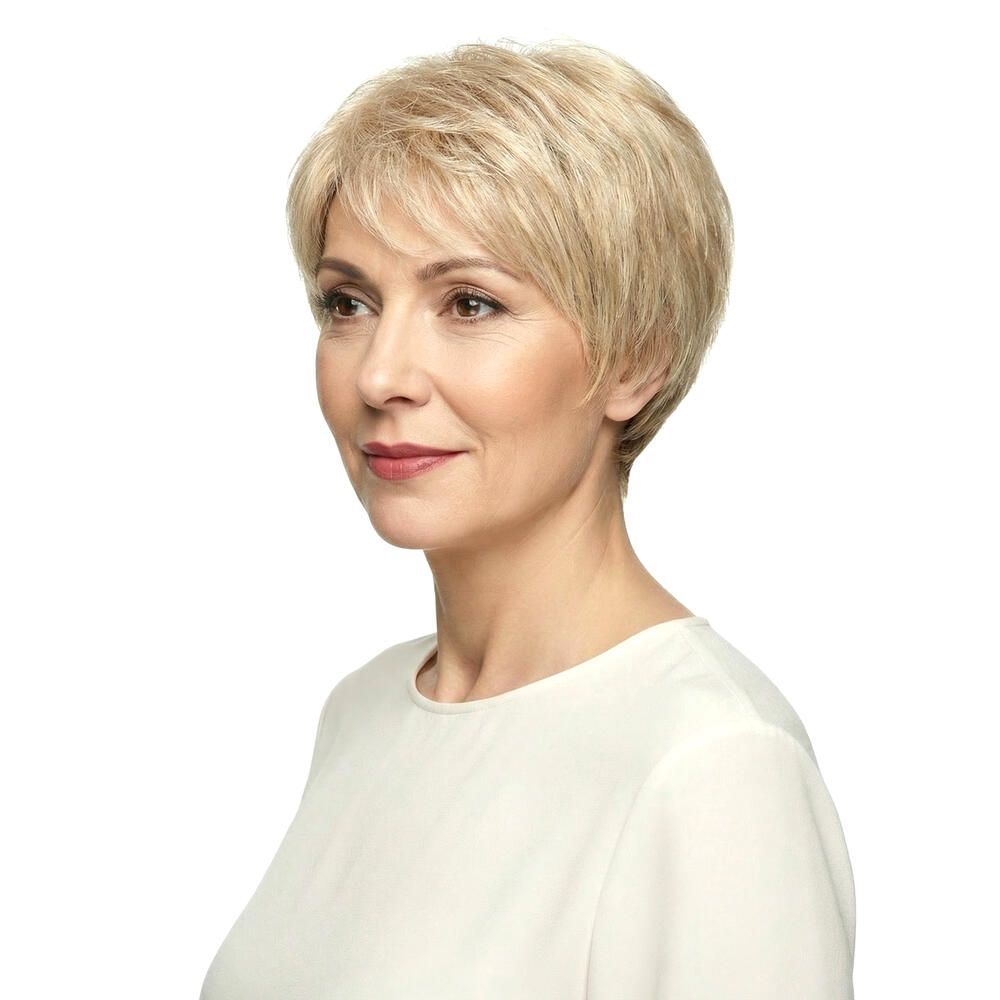 Blonde Kurzhaarperücke. Frau mit weißem Oberteil. Seitenansicht.