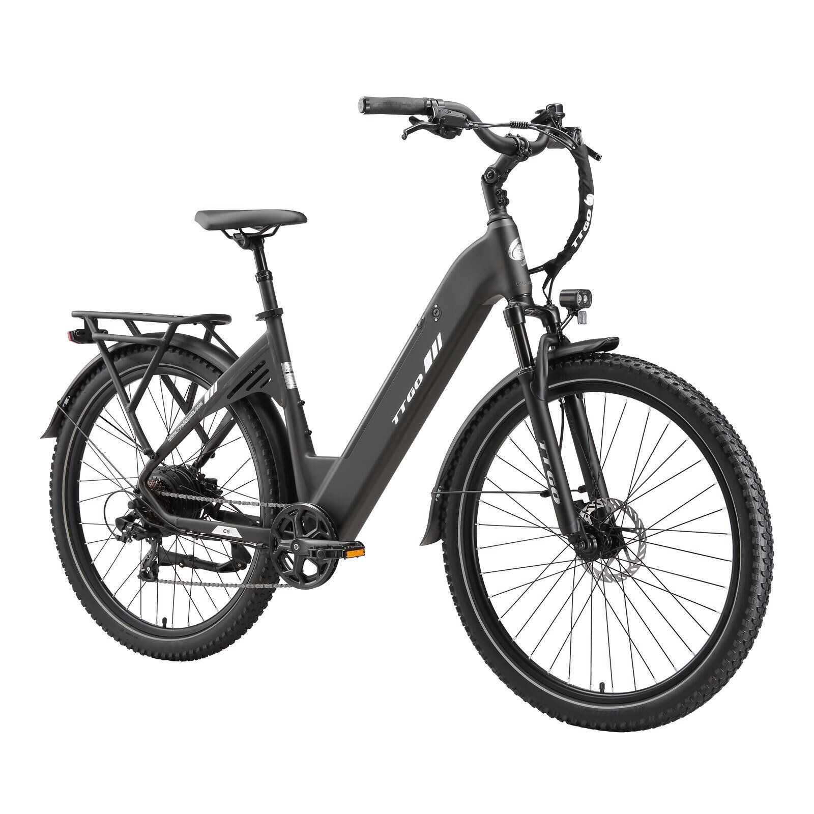 Dunkelgraues E-Bike mit 27,5"-Reifen. Gepäckträger, Schutzbleche, Scheinwerfer und TTGO-Logo.