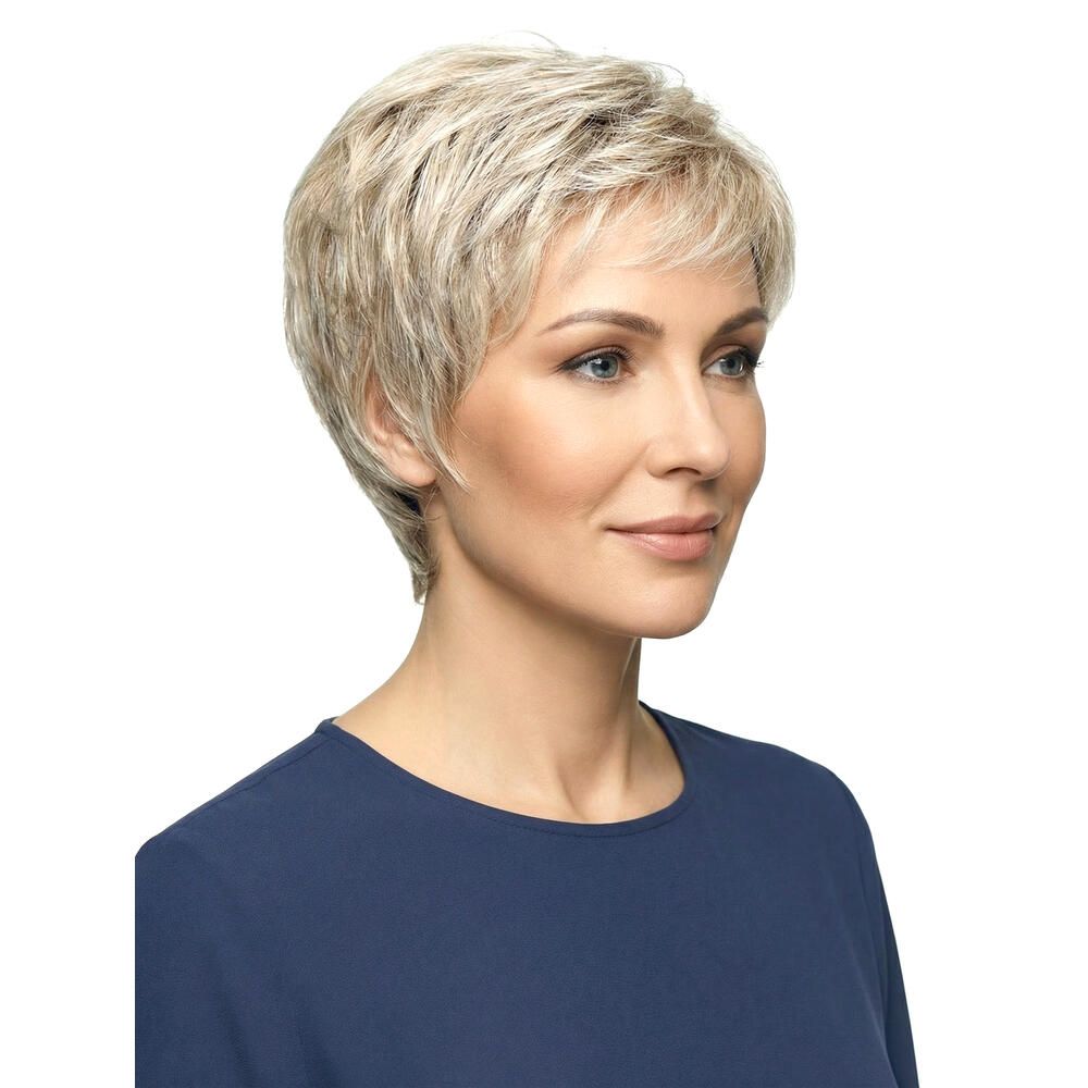 Kurzhaarperücke, blond, Nahaufnahme einer Frau. Die Perücke hat einen kurzen Pony und eine natürliche Haarfarbe.