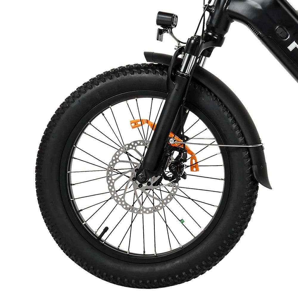 Schwarzes Lastenrad mit Vorderrad. Scheibenbremse, Schutzblech und Scheinwerfer. Detailaufnahme auf weißem Hintergrund.