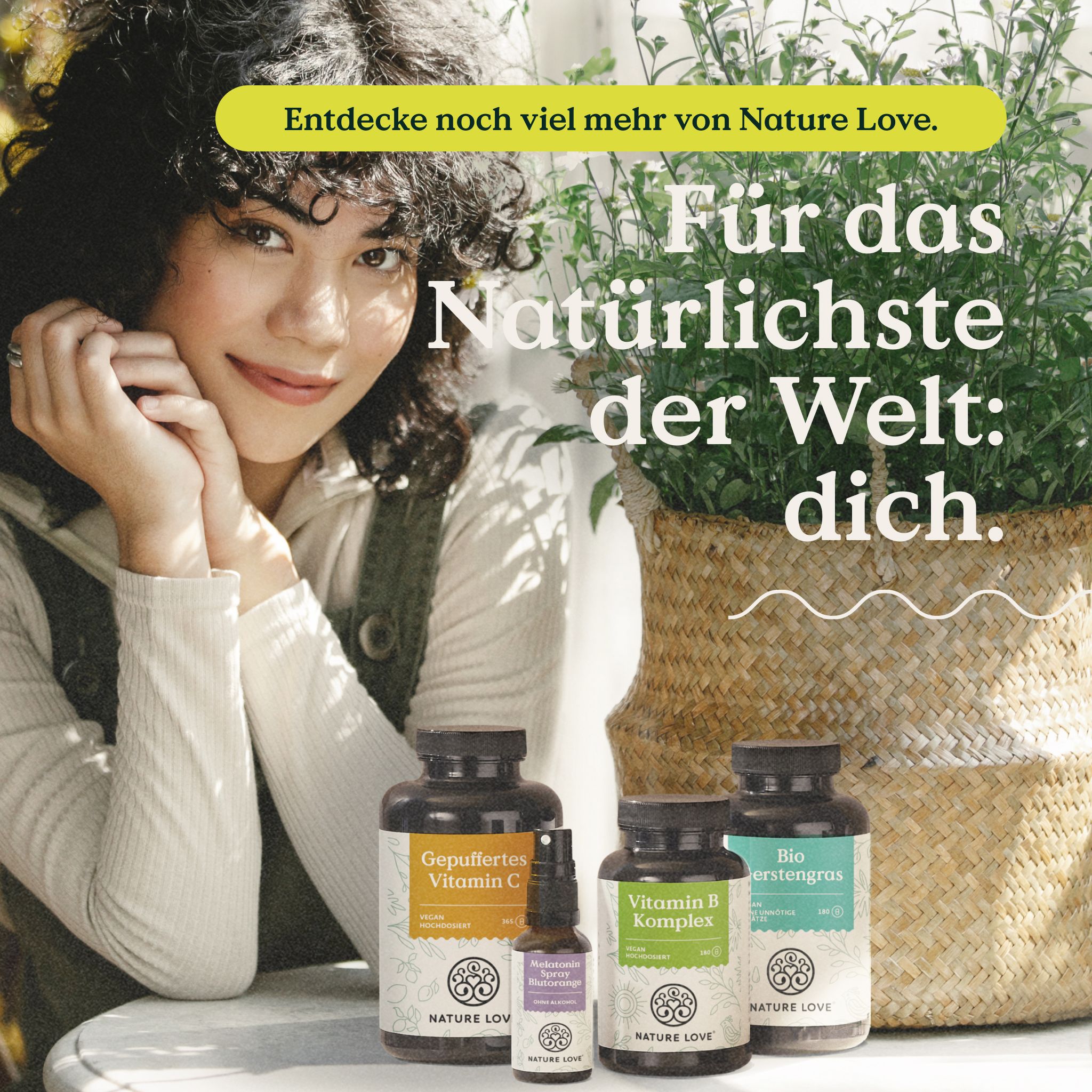 Frau mit Produkten. Flaschen mit Vitamin C, Vitamin B Komplex und Bio-Integras. Marke: NATURE LOVE®. Text: Entdecke noch viel mehr von Nature Love.