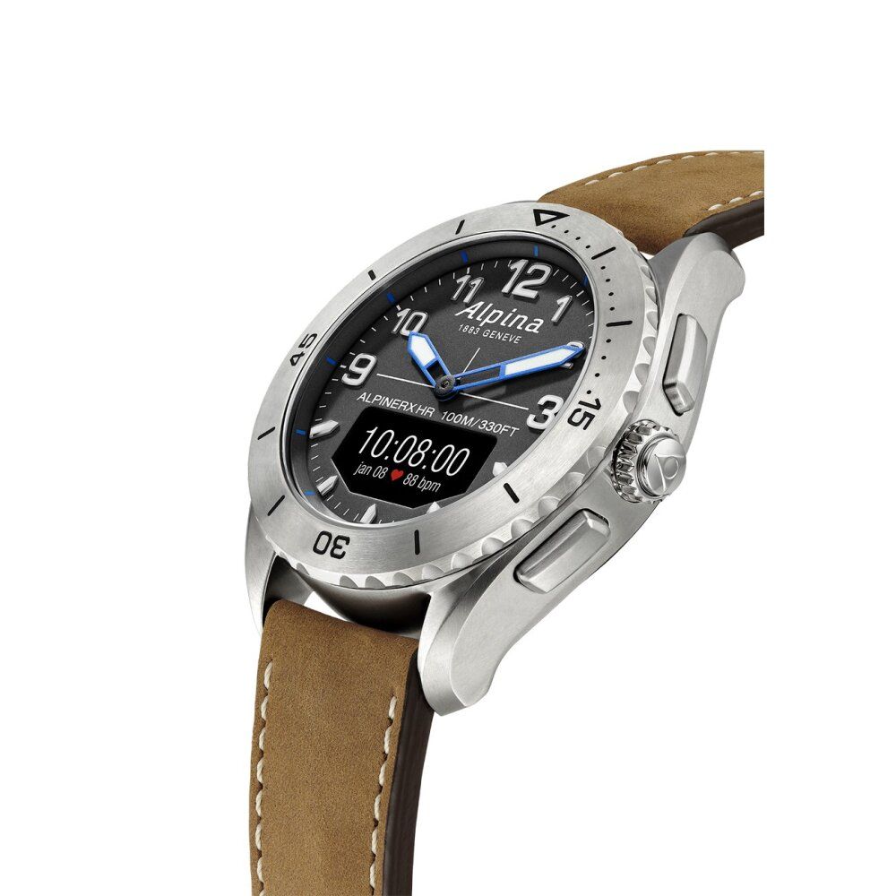 Seitenansicht der Uhr mit braunem Lederarmband. Zifferblatt mit digitaler Anzeige, Alpina-Logo. Edelstahlgehäuse.