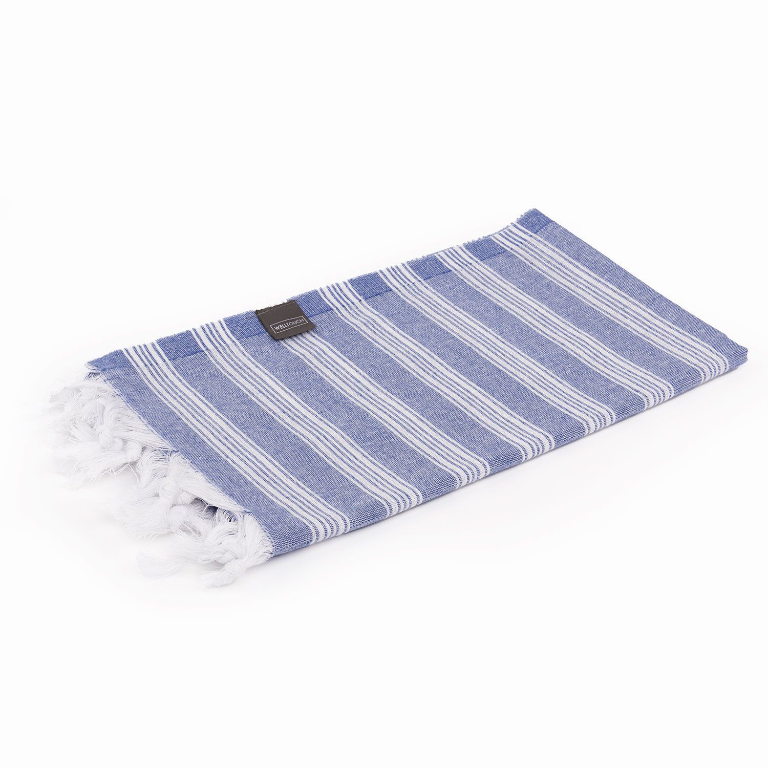 Blau-weiß gestreiftes Hamamtuch mit Fransen. Ein kleines Label ist sichtbar.