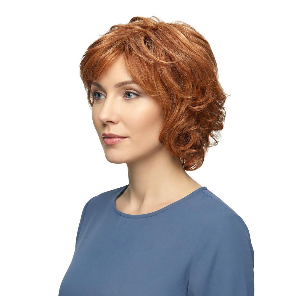 Perücke Michelle von Lofty, rotbraun, gewellt, kurze Frisur. Frau im Profil, blaues Oberteil.