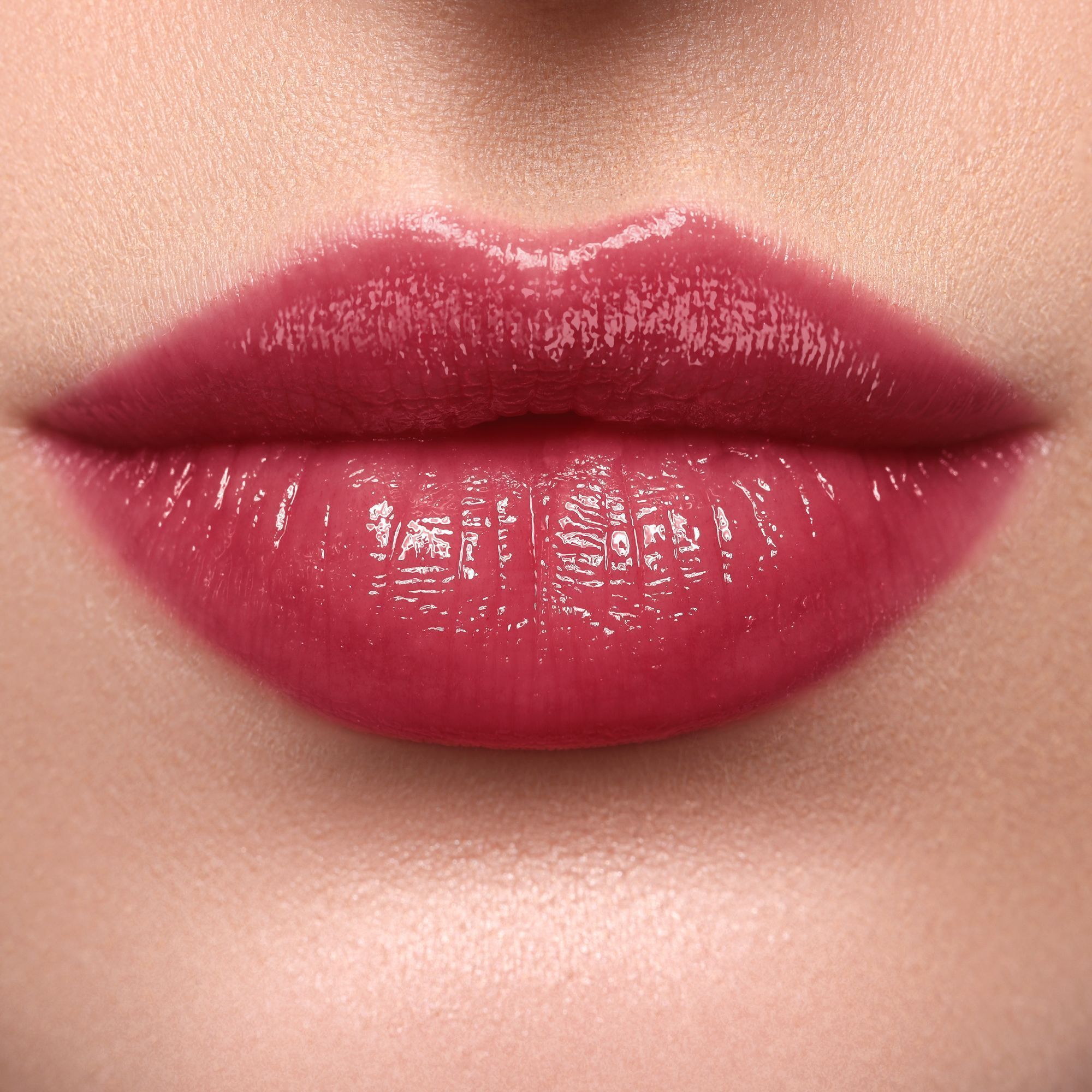 WYCON Hydrasheer Glossy Lipstick in Scarlet: Lippen mit glänzendem, rotem Lippenstift.
