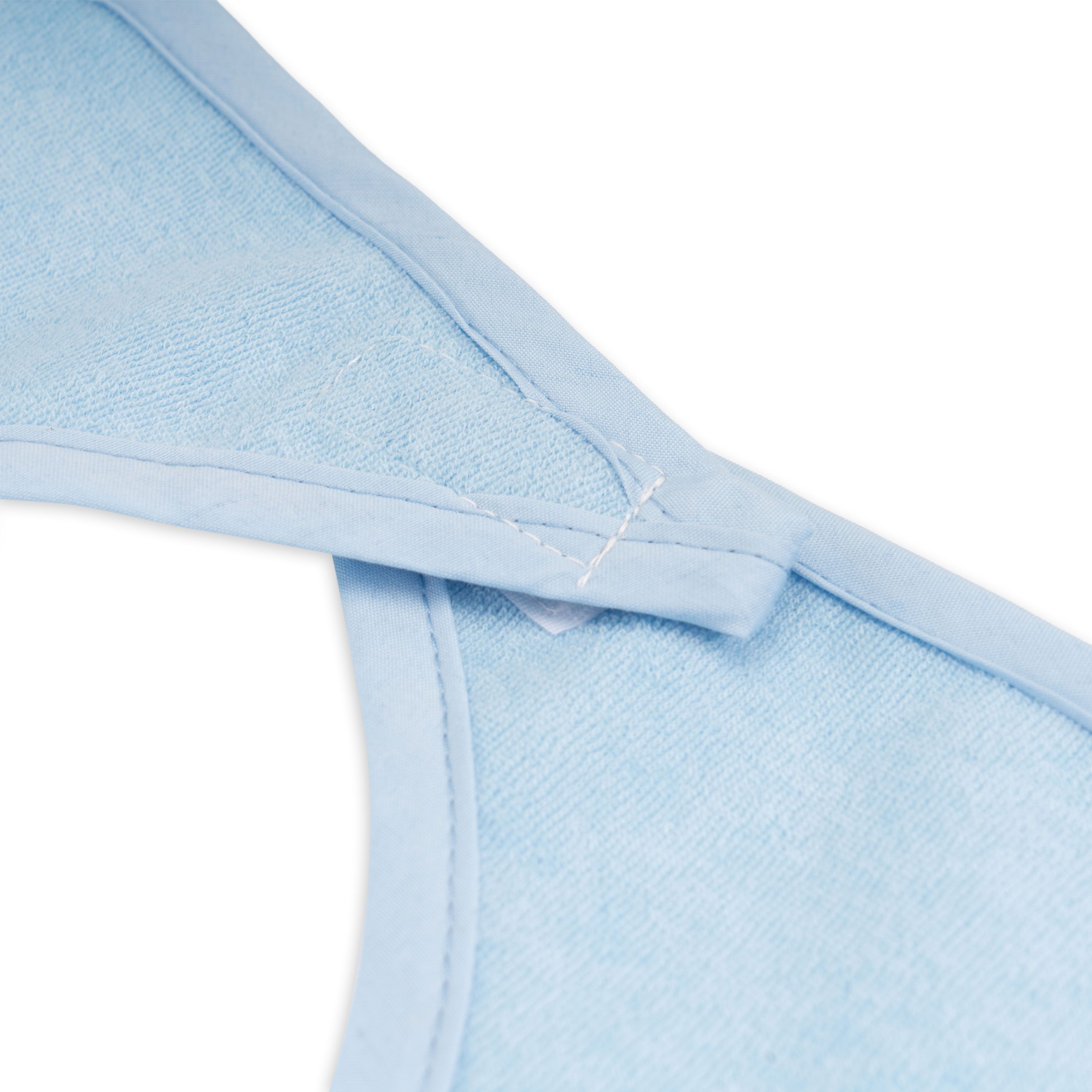 Nahaufnahme des Klettverschlusses am Hals einer hellblauen Ess-Schürze. Klettverschluss weiß.