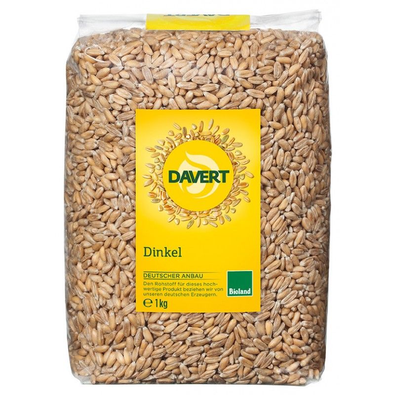 Transparente Verpackung mit Dinkelkörnern. Gelbes Etikett mit "Daver", "Dinkel", "Deutscher Anbau" und "e 1kg". Bioland-Siegel.