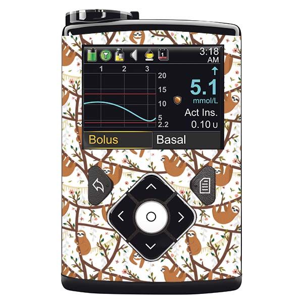 Gerät mit Display, verziert mit Faultieren und Ästen. Zeigt Messwerte und Uhrzeit an. Steuerungselemente.